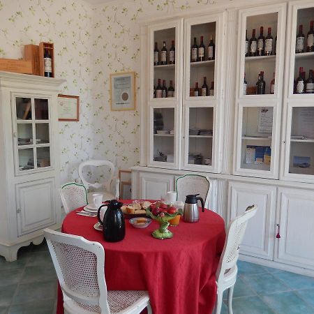Chateau Rousselle Bed & Breakfast Saint-Ciers-de-Canesse Exterior foto