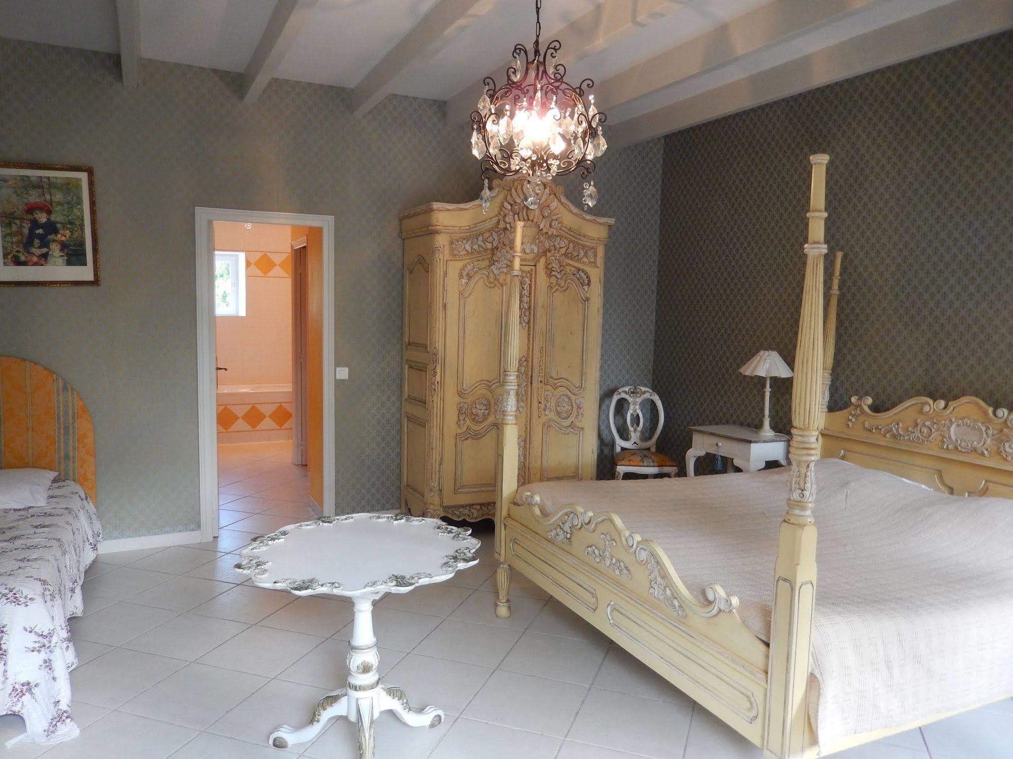 Chateau Rousselle Bed & Breakfast Saint-Ciers-de-Canesse Exterior foto
