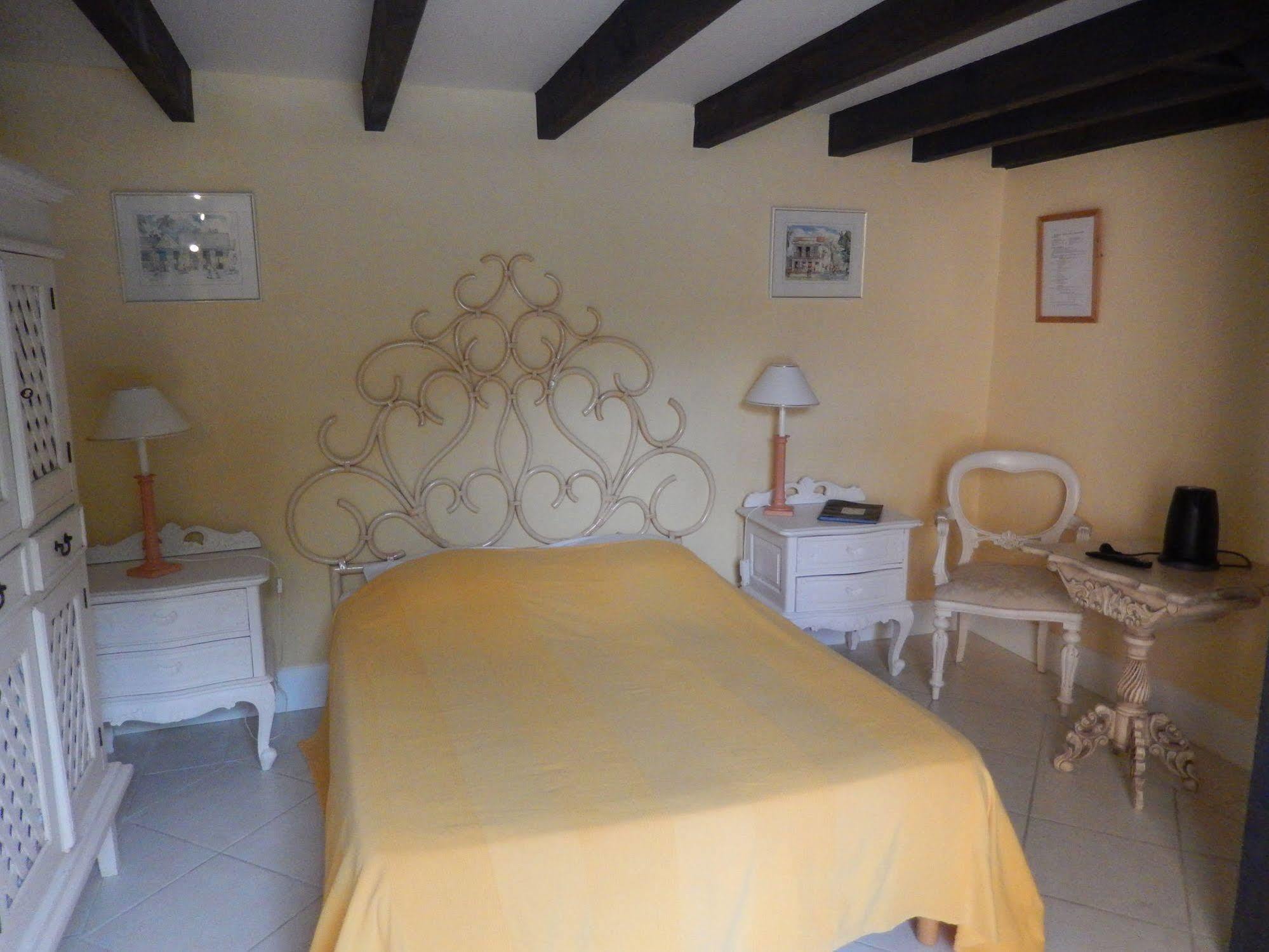 Chateau Rousselle Bed & Breakfast Saint-Ciers-de-Canesse Exterior foto