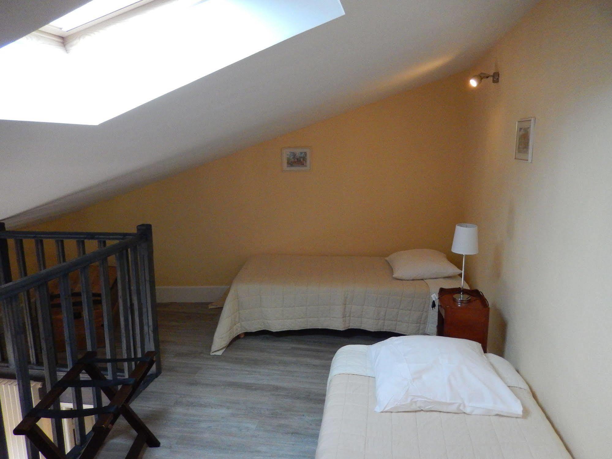 Chateau Rousselle Bed & Breakfast Saint-Ciers-de-Canesse Exterior foto